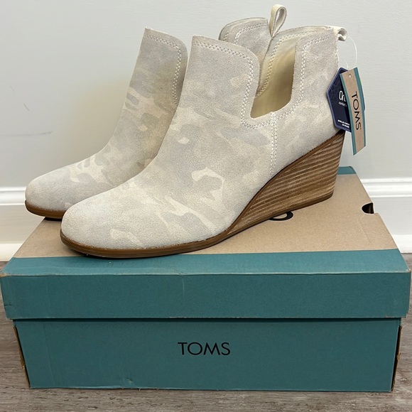 TOMS Kallie Egret Camo Printed Suede Wedge Ankle Boots 12 - Picture 2 of 10